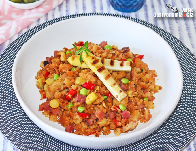 Migas de pan con espárragos blancos, guisantes y jamón