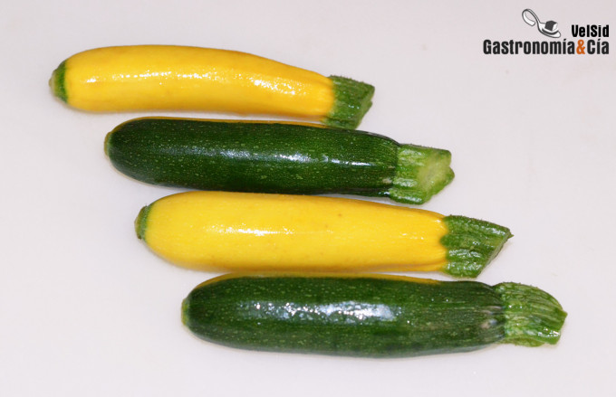 Mini calabacines a la parrilla con nueces y queso ahuma