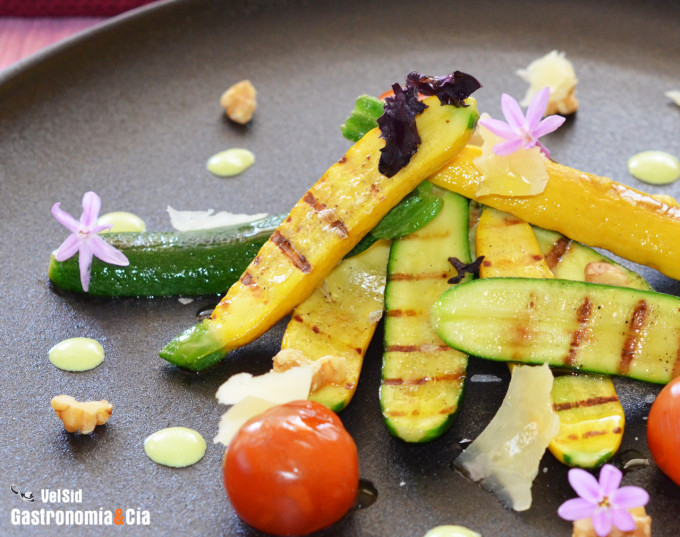 Mini calabacines a la parrilla con nueces y queso ahuma