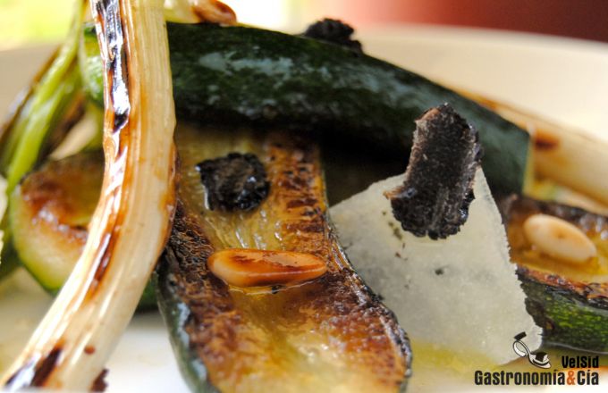 Mini calabacines a la parrilla con queso y trufa negra