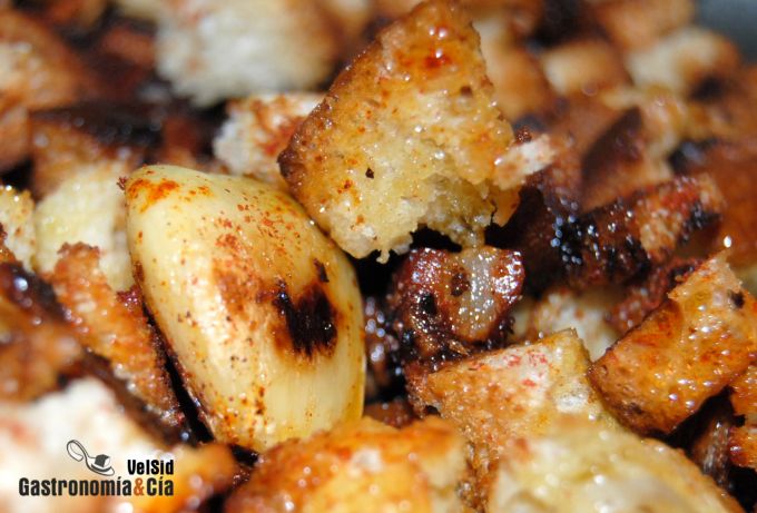 Huevo mollet con puerros al aroma de setas y migas cruj