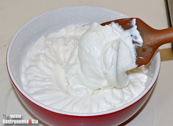 Mousse de yogur con fresas
