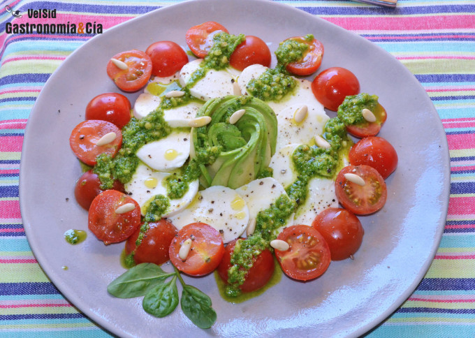 Ensalada de aguacate y mozzarella con pesto de espinaca