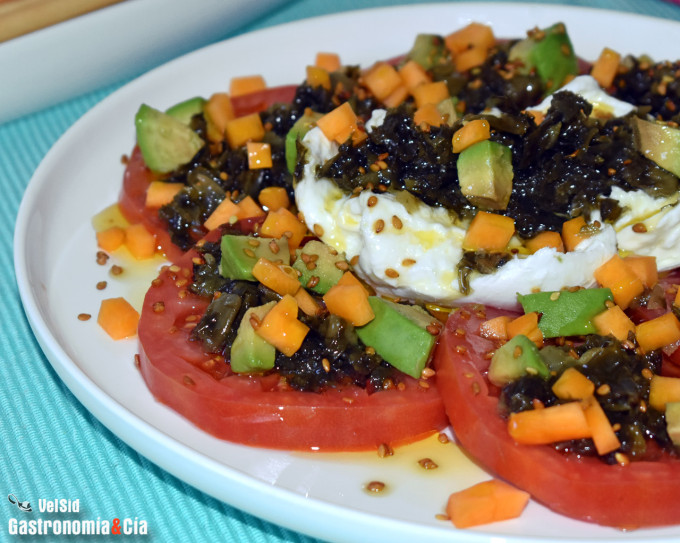 Ensalada de tomate con mozzarella y algas