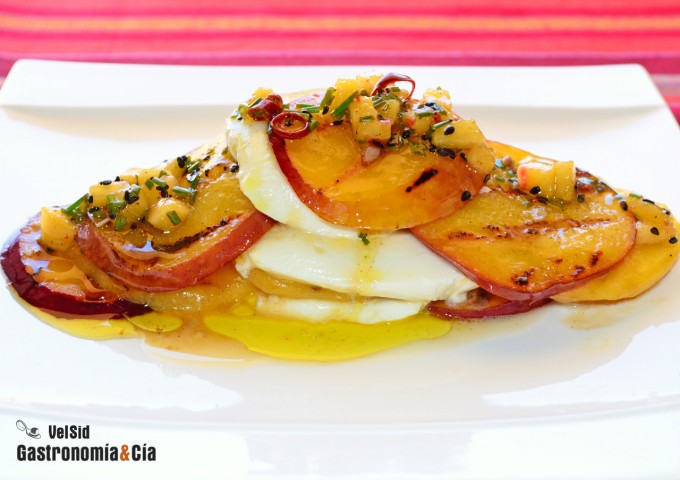 Mozzarella con melocotón a la parrilla y su vinagreta