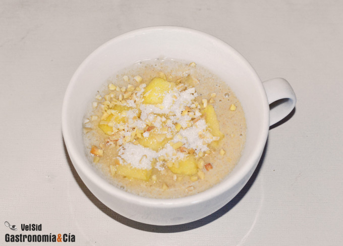 Mug cake de almendra con manzana