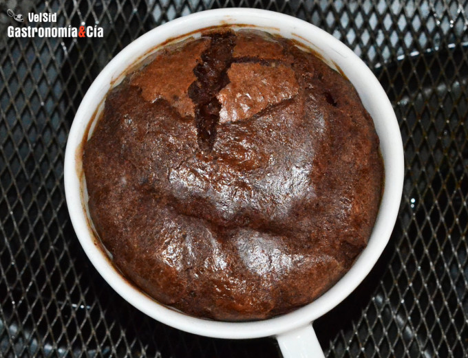 Mugcake de chocolate en freidora de aire