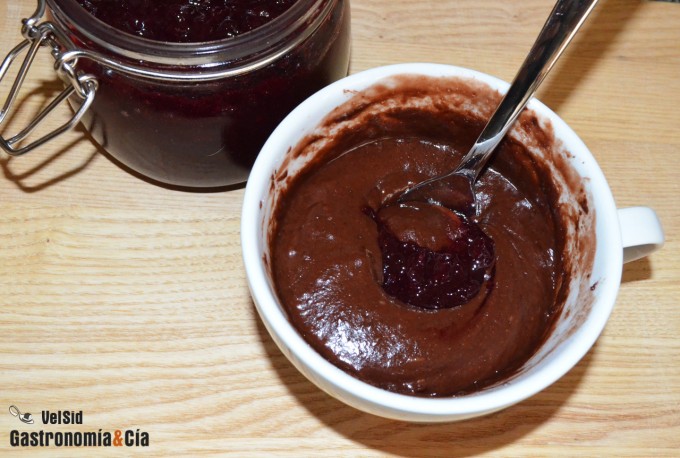 Bizcocho en taza de chocolate y cerezas