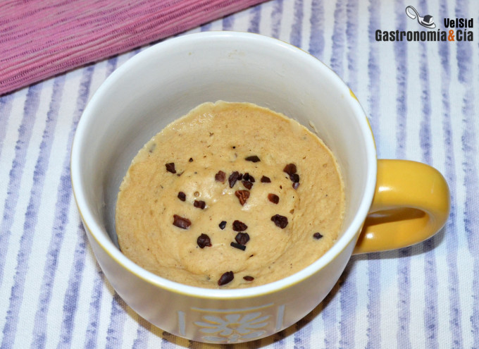 Mugcake saludable de plátano y crema de cacahuete