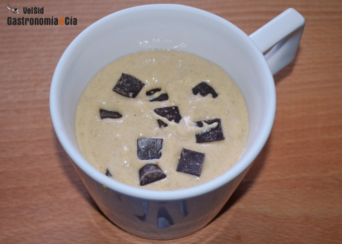 Mugcake vegano de crema de cacahuete y chocolate