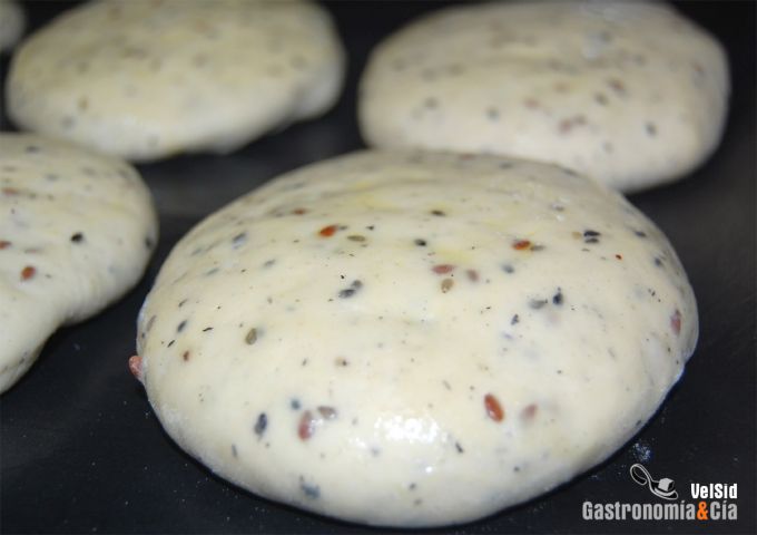 Pan naan con linaza y sésamo negro
