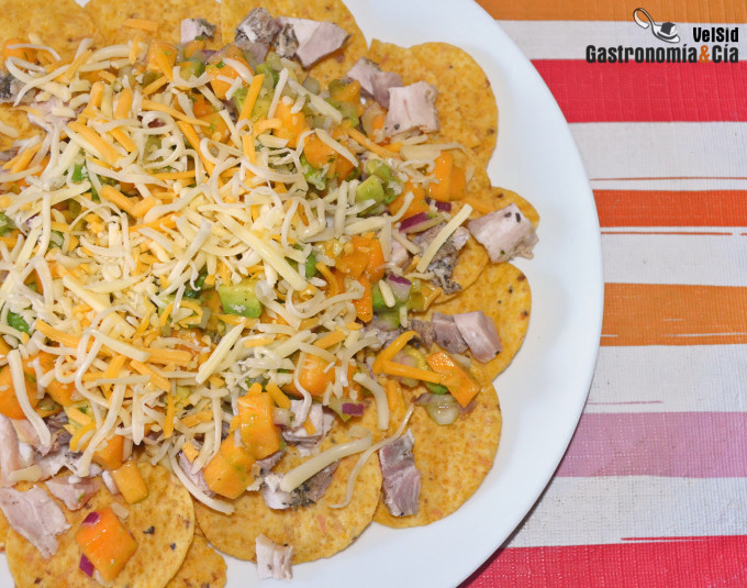 Nachos con carne, aguacate y melocotón