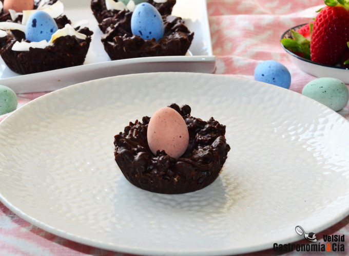 Nidos de Pascua de chocolate y frutos secos