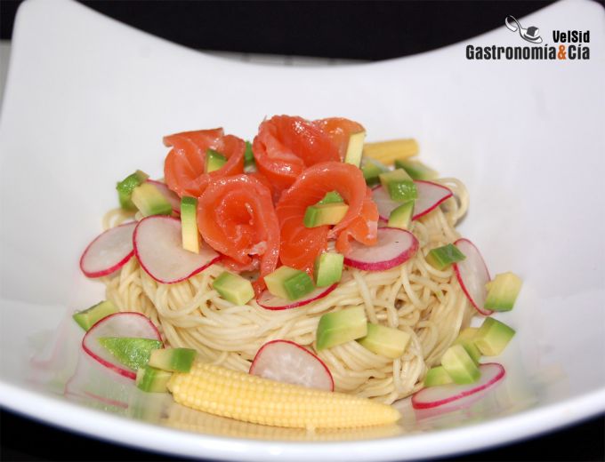 Noodles con aguacate, salmón y salsa de wasabi y jengib