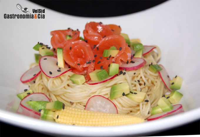 Noodles con aguacate, salmón y salsa de wasabi y jengib