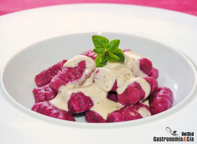 Ñoquis de remolacha con salsa de queso
