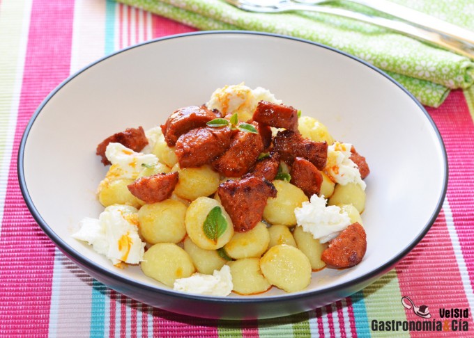 Ñoquis con chorizo y orégano fresco