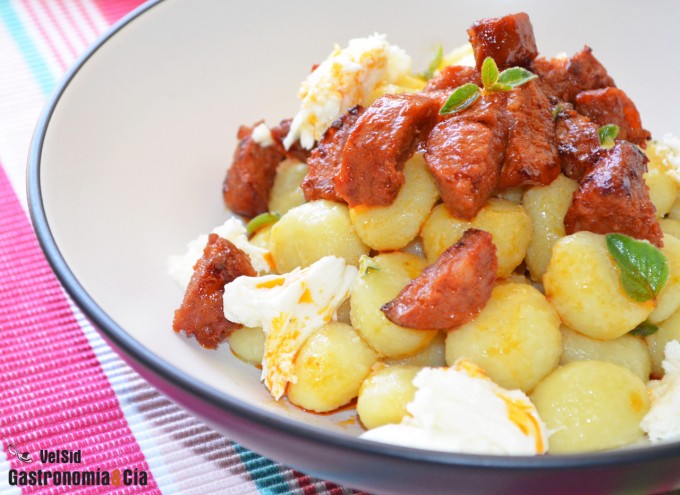 Ñoquis con chorizo y orégano fresco