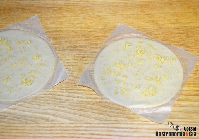 Fresas con queso cottage y obleas crujientes