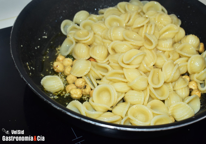 Orecchiette con mantequilla ahumada, salvia y avellanas