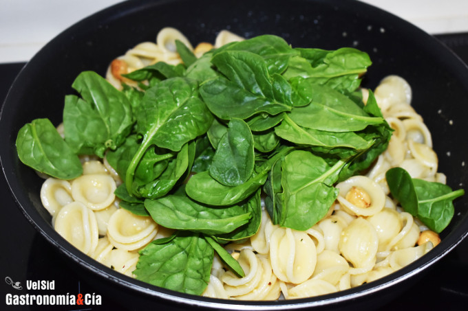 Orecchiette con mantequilla ahumada, salvia y avellanas