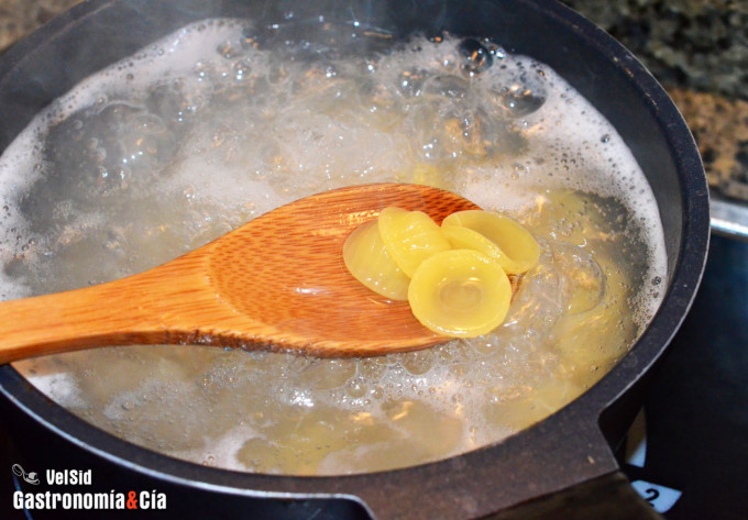 Orecchiette con níscalos, jamón y queso ahumado