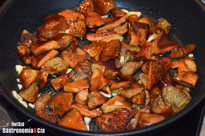 Orecchiette con níscalos, jamón y queso ahumado