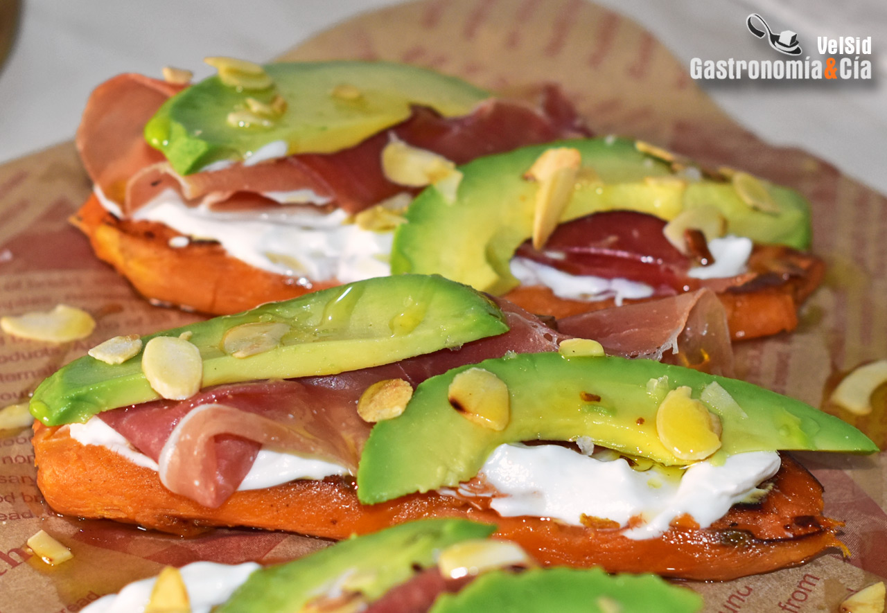Tostadas de boniato con jamón y aguacate