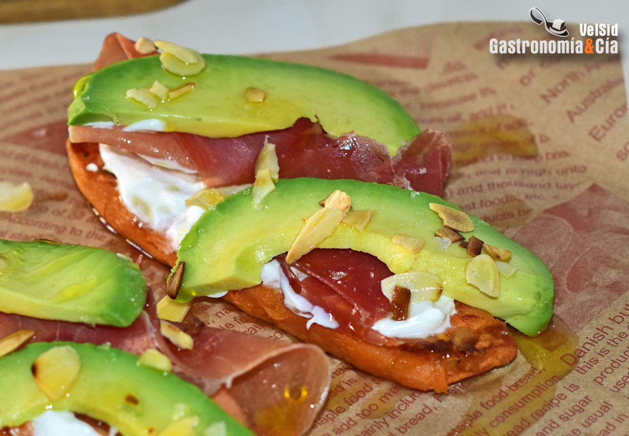 Tostadas de boniato con jamón y aguacate
