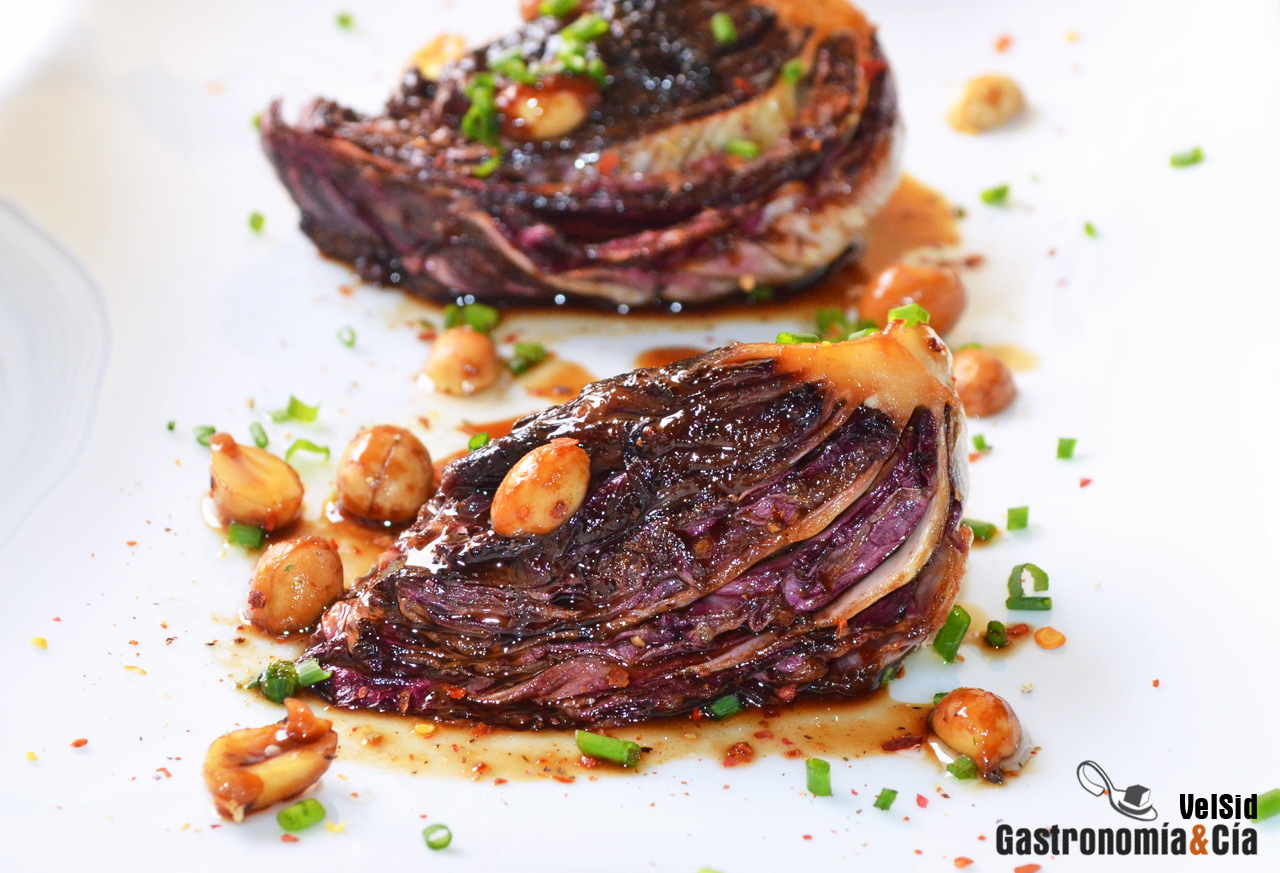 Achicoria con salsa yakiniku y cacahuetes