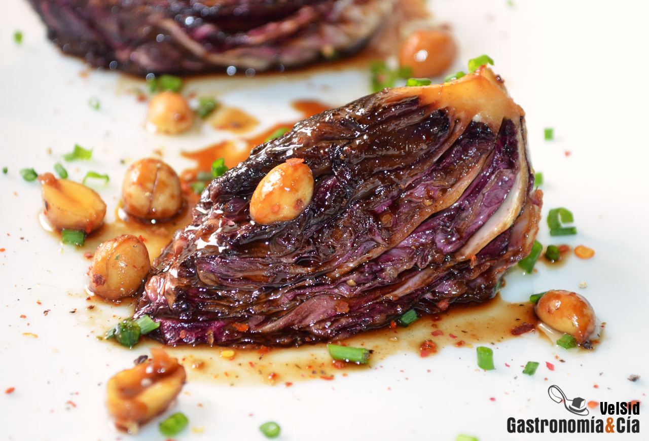 Achicoria con salsa yakiniku y cacahuetes