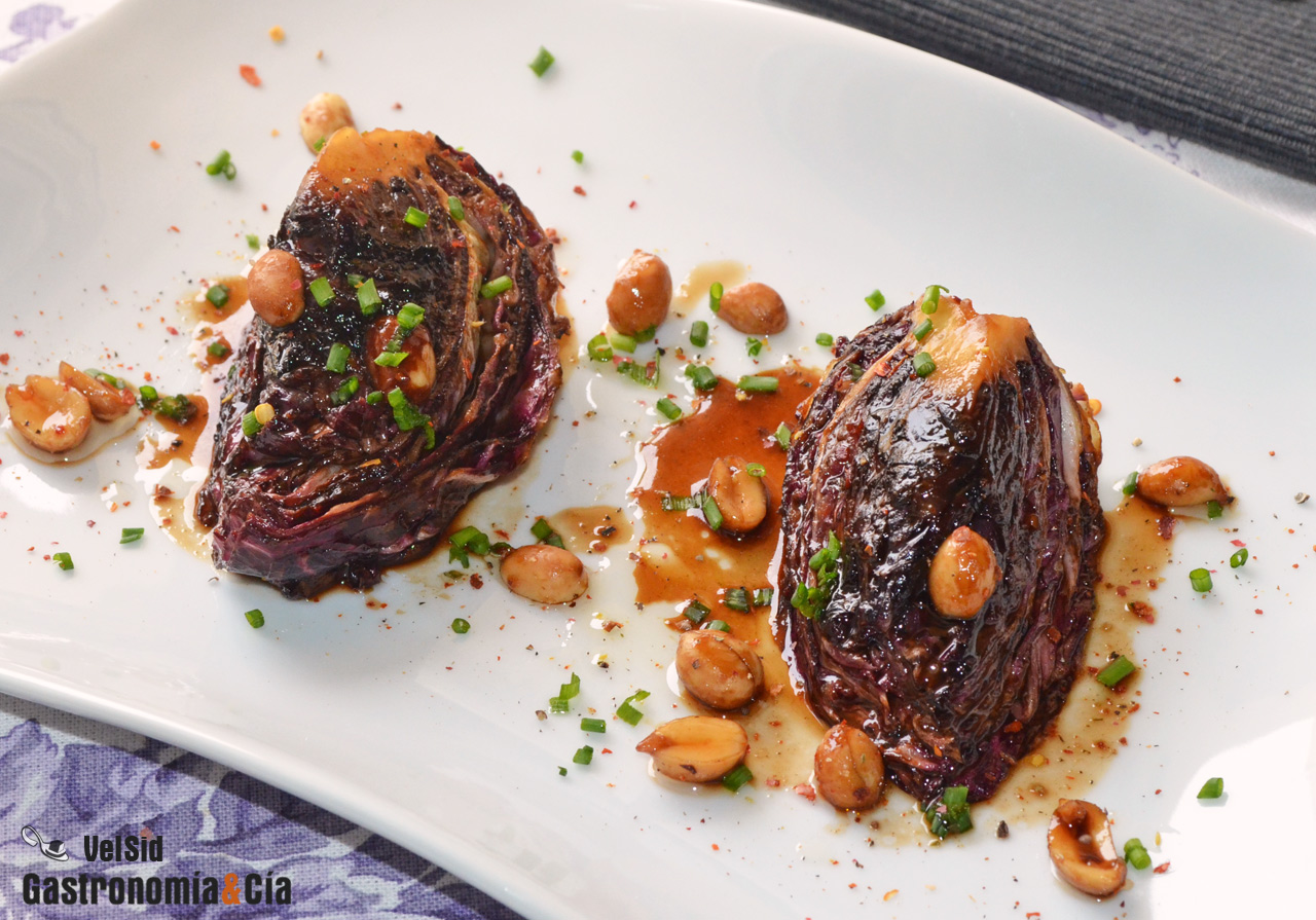 Achicoria con salsa yakiniku y cacahuetes