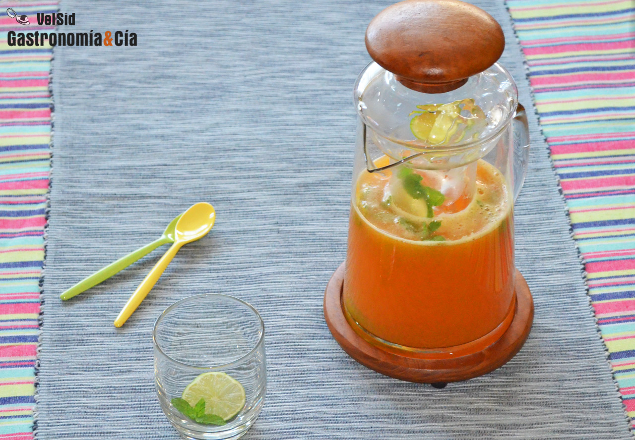 Agua fresca de melocotón con lima y hierbabuena