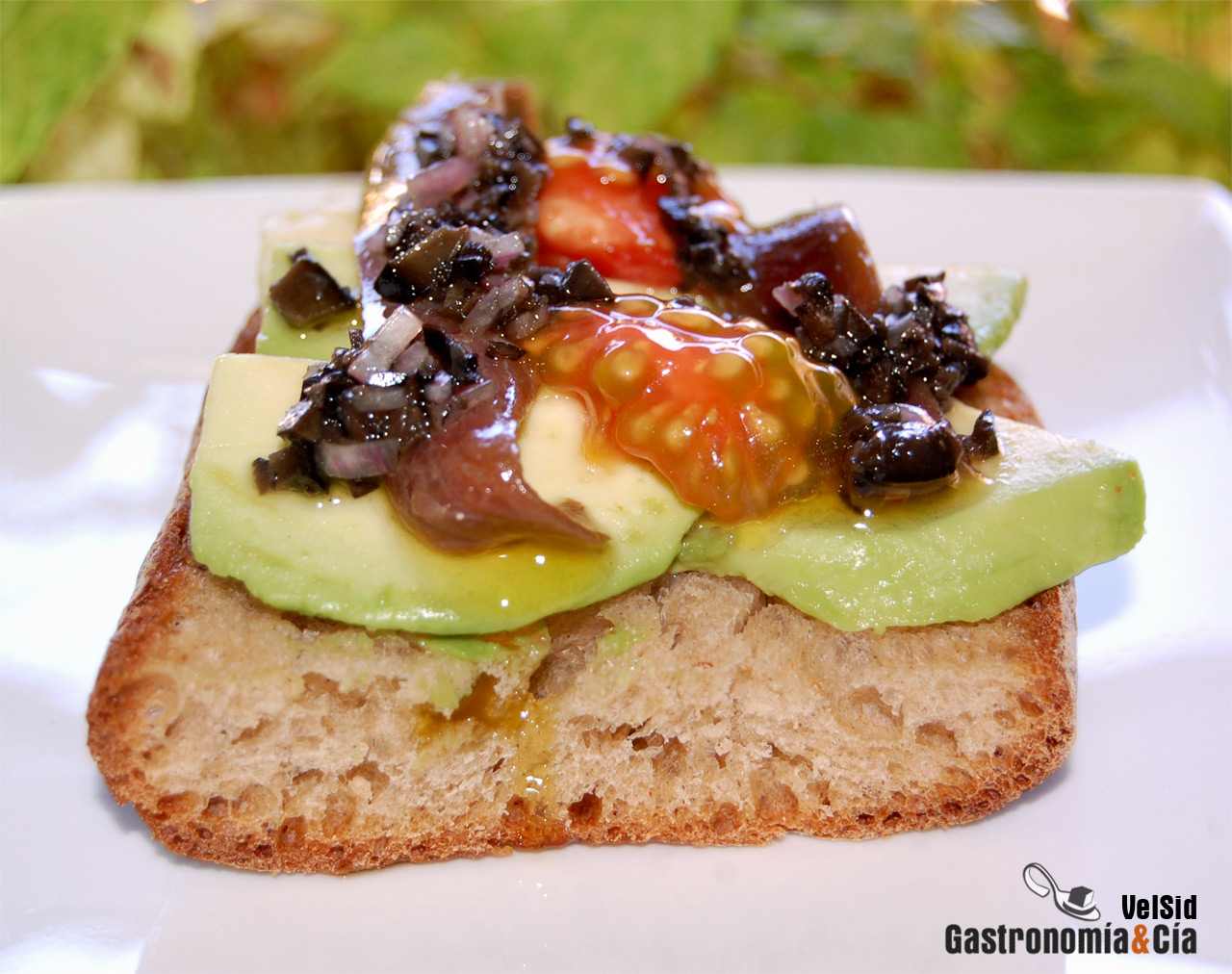 Aguacate con anchoas y vinagreta de aceitunas negras