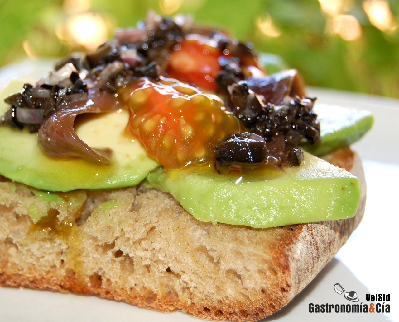 Aguacate con anchoas y vinagreta de aceitunas negras