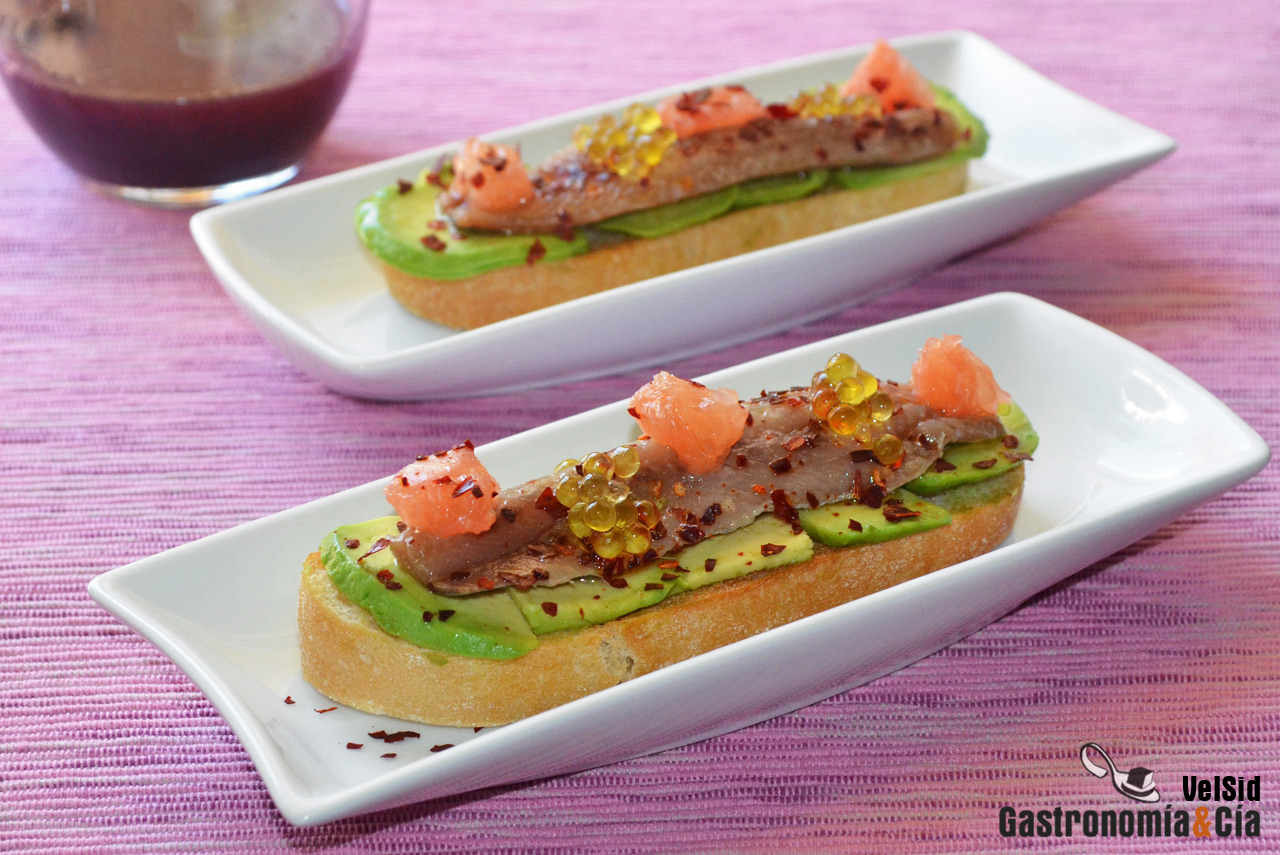 Tosta de aguacate, sardina ahumada y pomelo