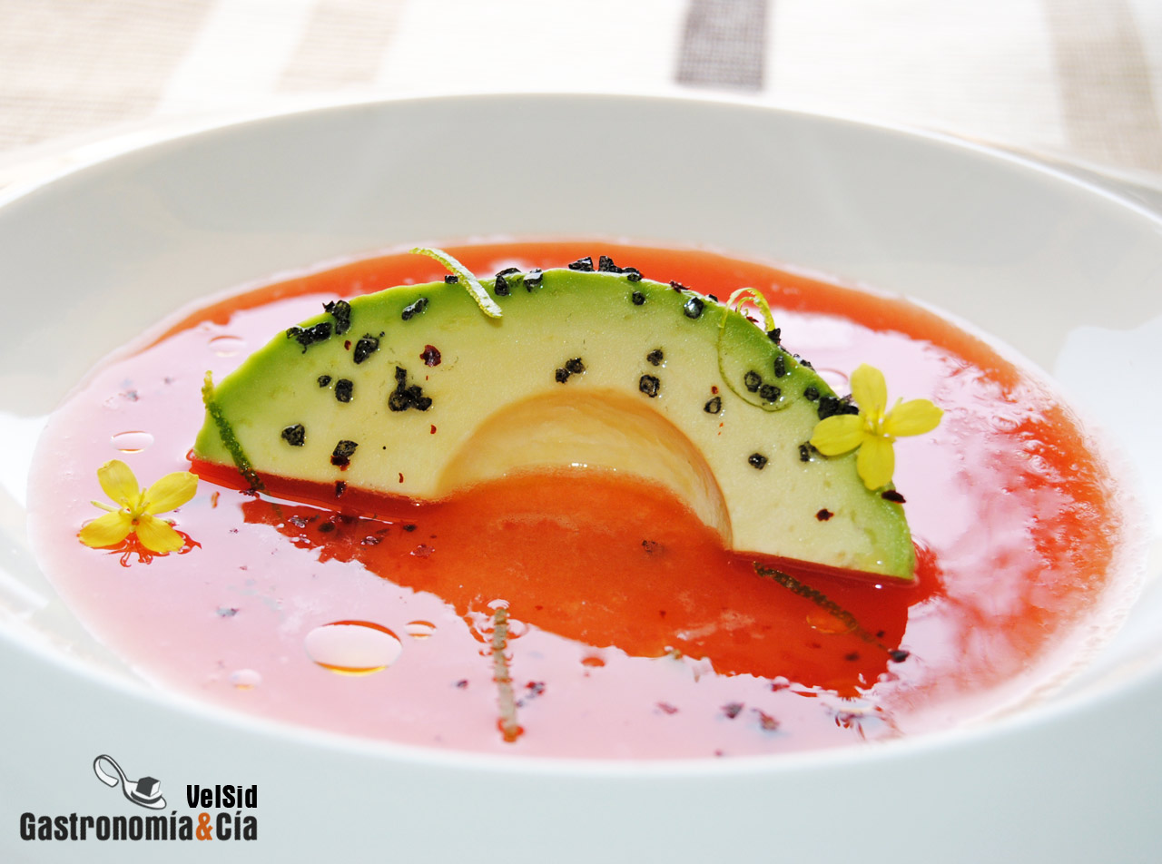 Aguacate con sopa de tomate, lima y sal negra
