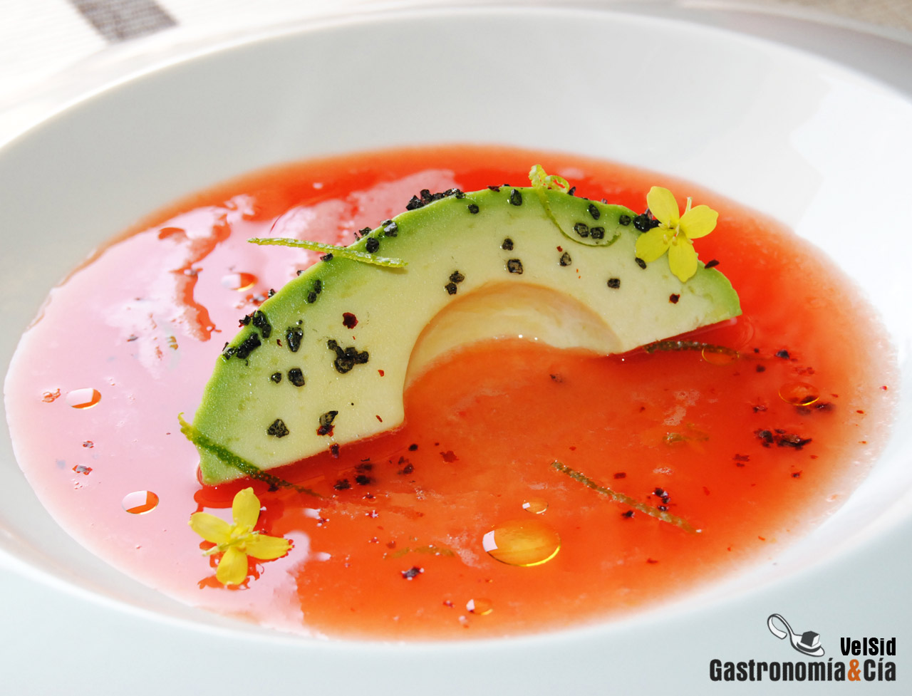 Aguacate con sopa de tomate, lima y sal negra