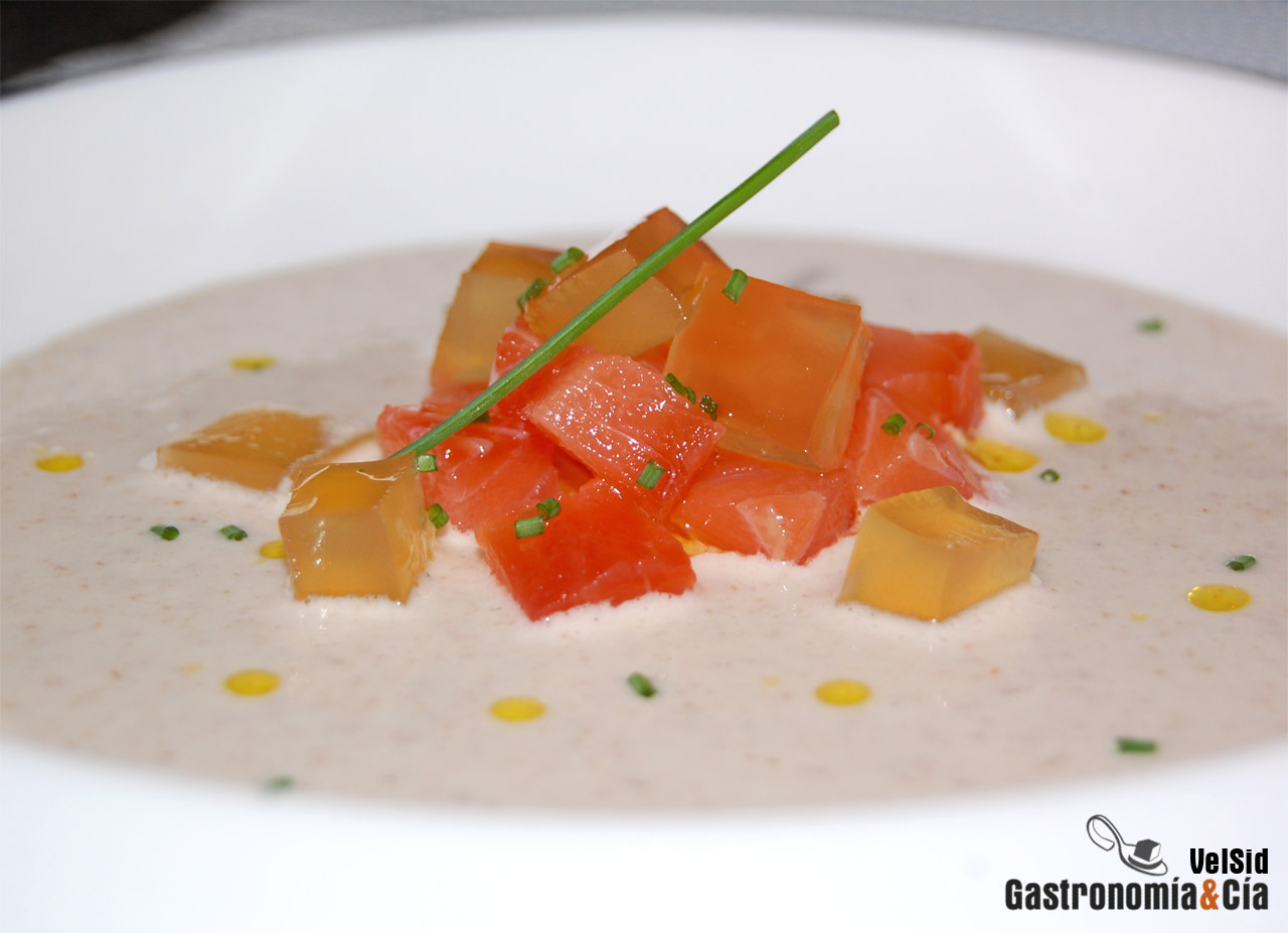 Ajoblanco de chufas con salmón marinado y gelatina de j