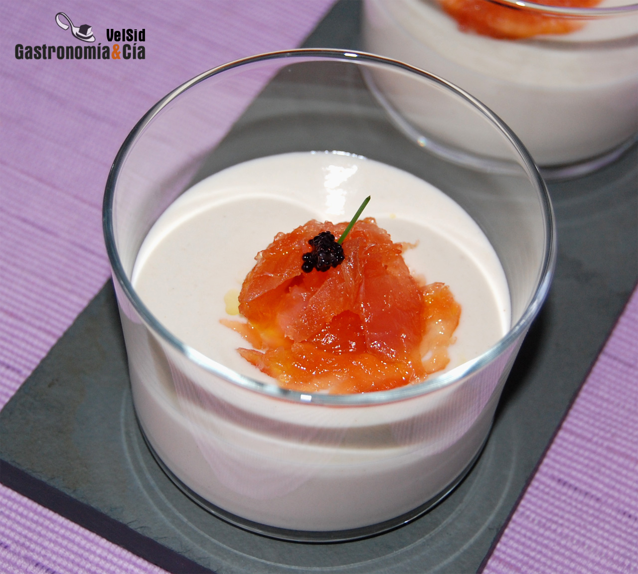 Ajoblanco de coco con virutas de salmón marinado