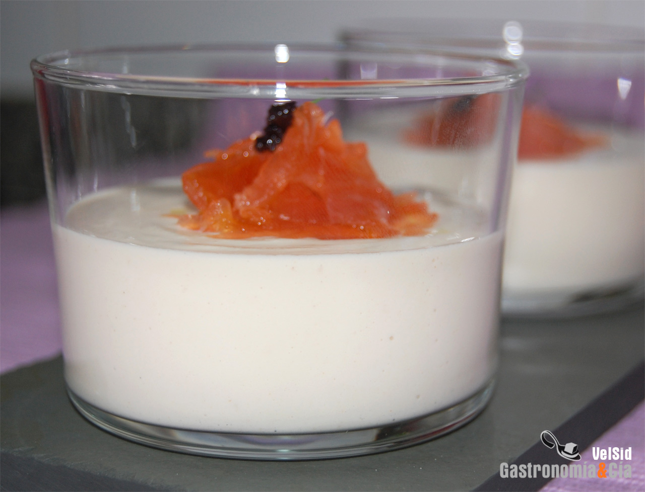 Ajoblanco de coco con virutas de salmón marinado