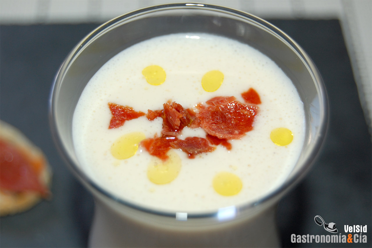 Ajoblanco de huevo frito