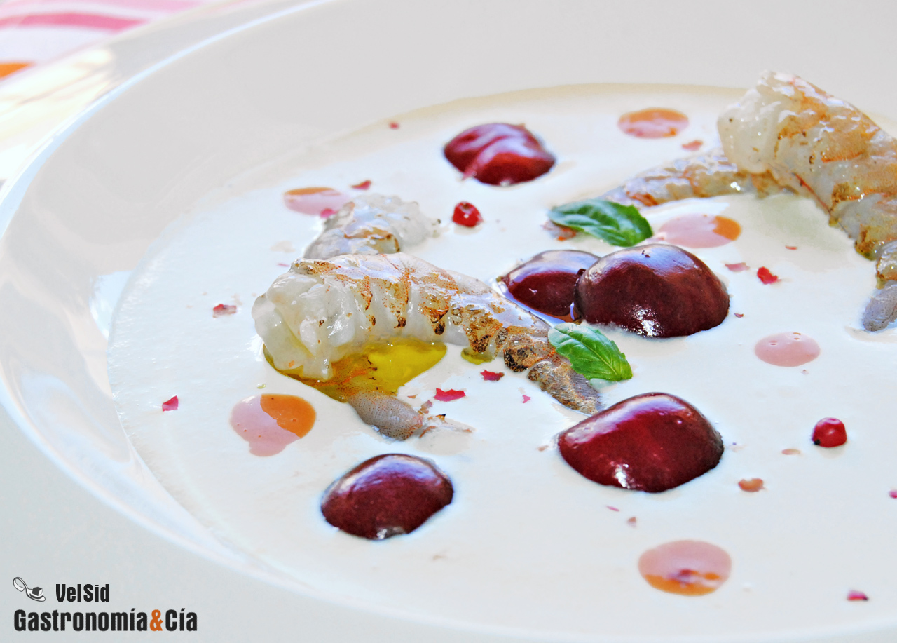 Ajoblanco con langostinos a la llama y cerezas