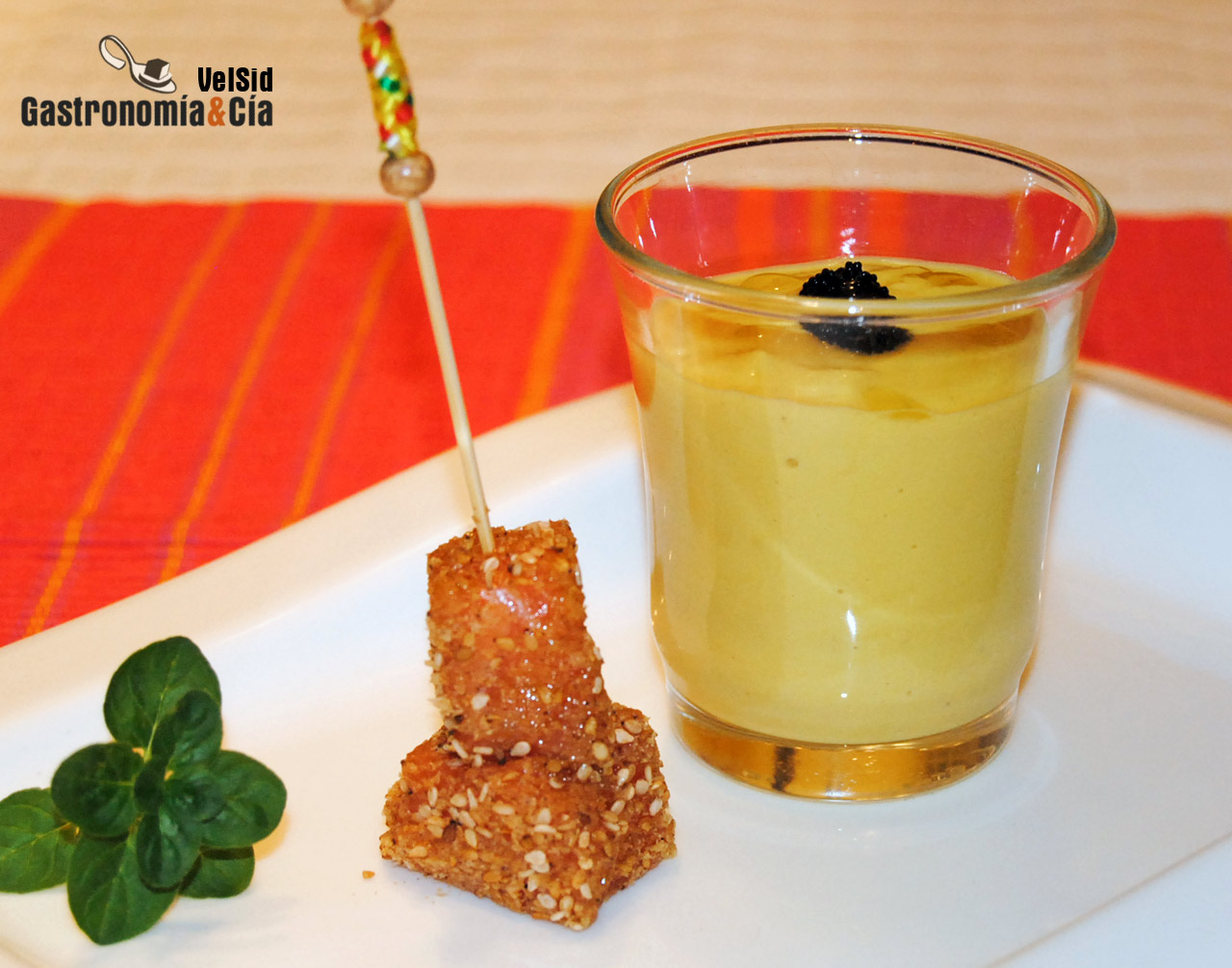 Ajoblanco de mango con salmón rebozado