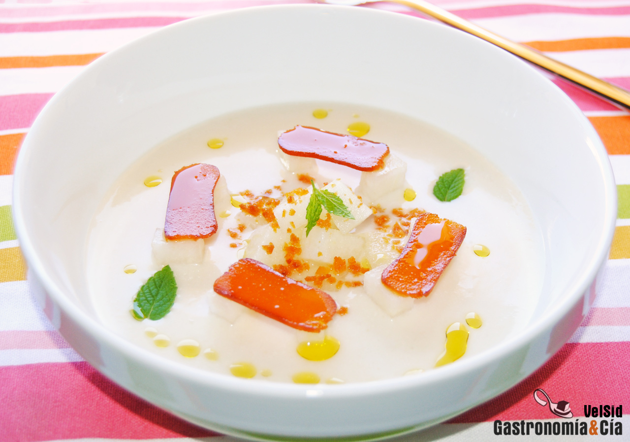 Ajoblanco con melón y huevas de maruca