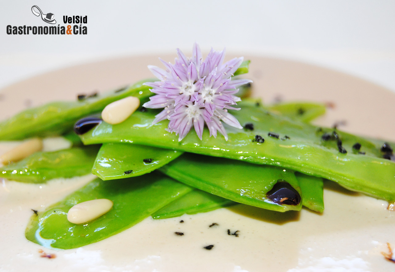 Ajoblanco de piñones con tirabeques