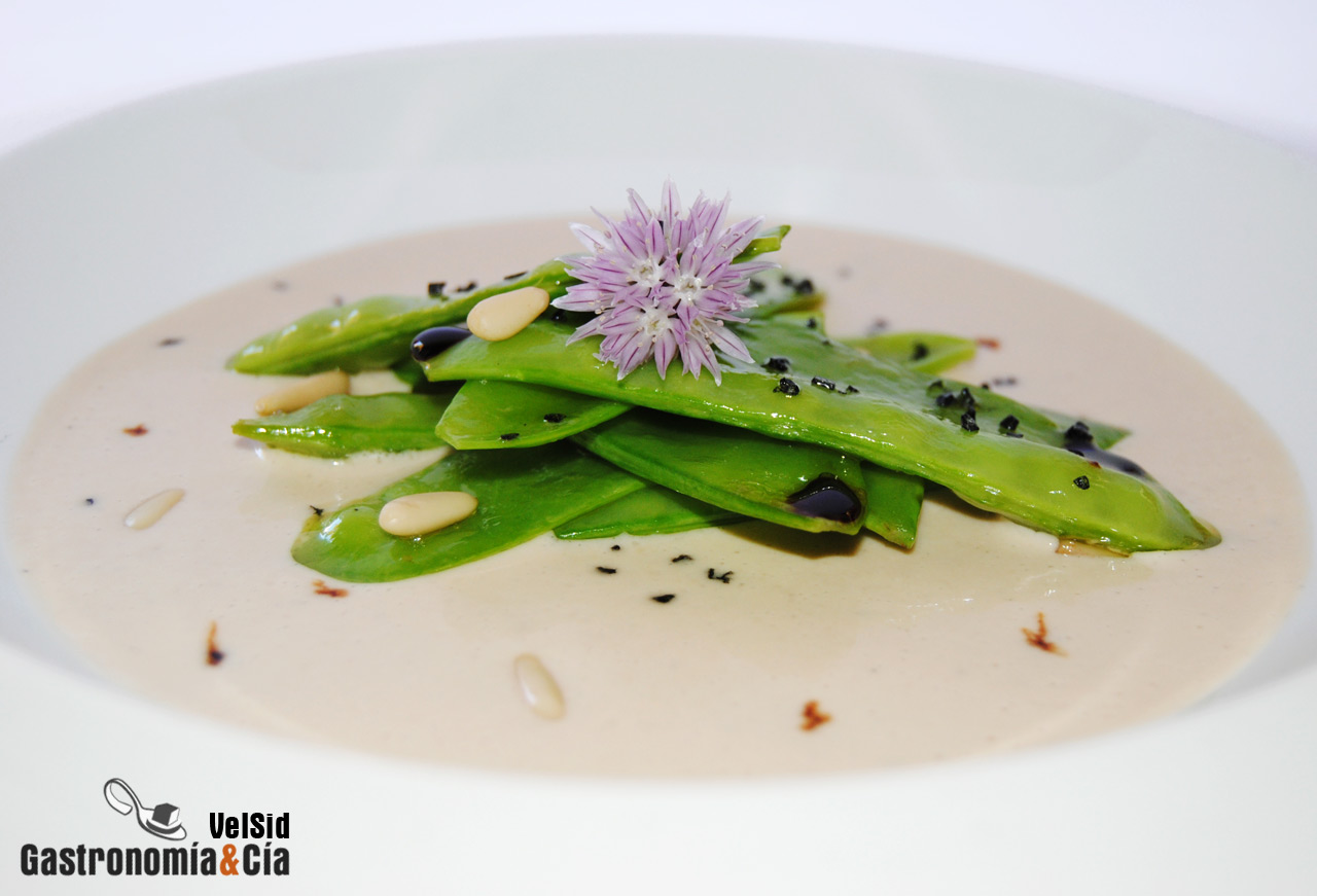 Ajoblanco de piñones con tirabeques