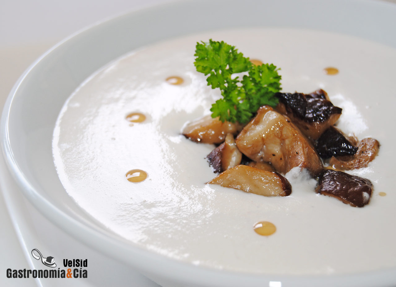 Ajoblanco con setas shiitake