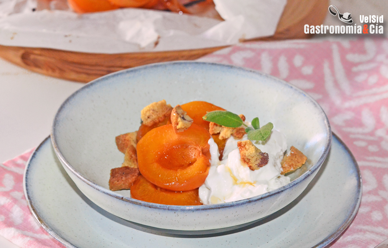 Albaricoques en papillote con aroma de salvia, yogur y 