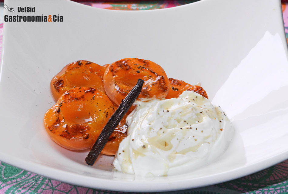 Albaricoques a la parrilla con skyr y sirope de arce